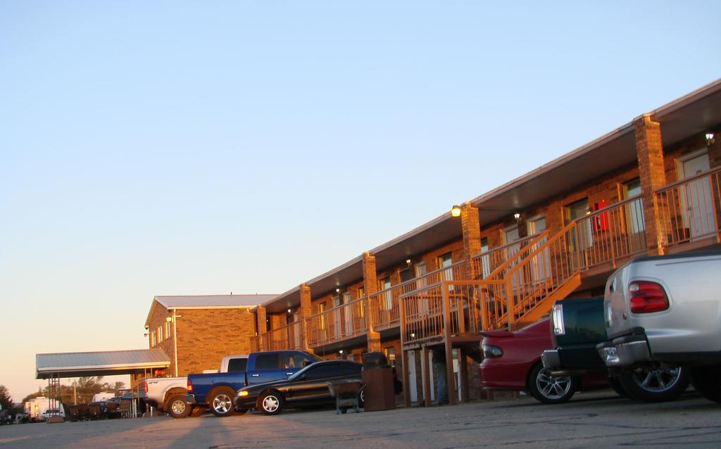 Kansas Country Inn Oakley Exterior photo